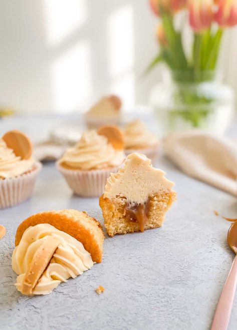 CARAMELISED WHITE CHOCOLATE CUPCAKES White Chocolate Cupcakes, Caramelized White Chocolate, White Chocolate Recipes, Caramel Filling, Chocolate Cream Cheese, Cupcake Cases, Chocolate Sponge, Golden Syrup, Silicone Baking Mat