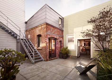 Brick House in San Francisco by Azevedo Design Kitchen Architecture, Tiny House Towns, Architecture Renovation, Tiny House Swoon, Mini Loft, House Pictures, Micro Apartment, Best Tiny House, Decorating Farmhouse