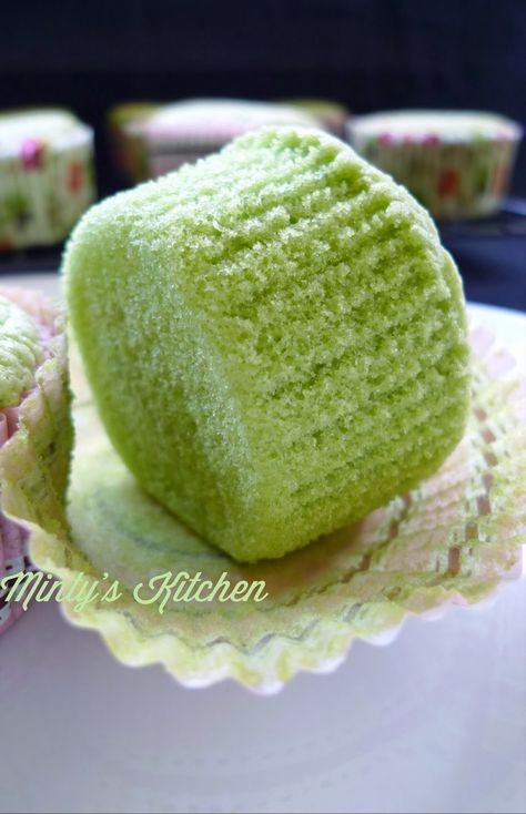 Pandan Cupcakes Recipe, Sponge Cupcakes, Pandan Chiffon Cake, Qi Qi, Pandan Cake, Asian Cake, Resipi Kek, Pan Sin Gluten, Steamed Cake