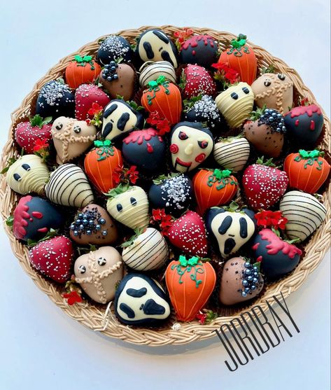 Halloween Strawberries, Spooky Halloween Desserts, Halloween Sleepover, Postres Halloween, Dulces Halloween, Berry Basket, Halloween Movie Night, Spooky Food, Halloween Party Snacks