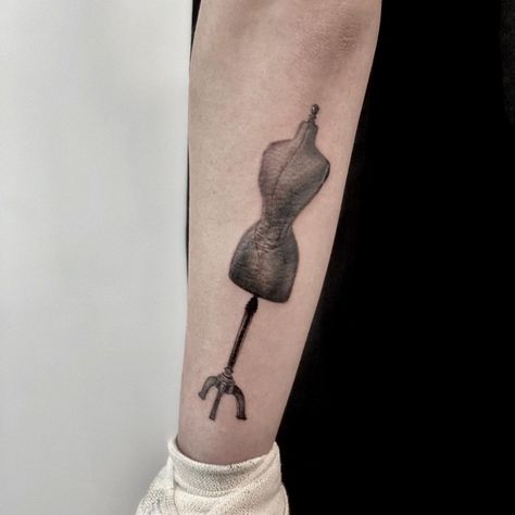 Mannequin Tattoo Fashion, Dress Form Tattoo, Mannequin Tattoo, Tattoos 2024, Silhouette Tattoos, London Tattoo, Leg Tattoo, Blackwork Tattoo, Tattoo Styles