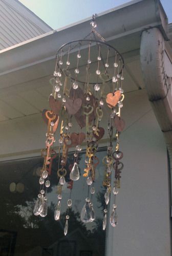 Key and Crystal Wind Chime - I'd love to find some old skeleton keys for this project. Old Key Crafts, Dreams Catcher, Carillons Diy, Wind Chimes Homemade, Key Crafts, Crystal Wind Chimes, Key Projects, Diy Wind Chimes, Old Keys