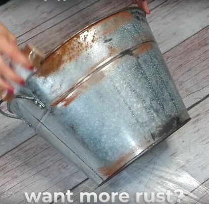 Discover how to paint galvanized metal to bring a shabby-chic aesthetic into your DIY decorating. Add a touch of antique to your home with these easy steps! Painting Galvanized Metal, Outside Bench, Natural Easter Eggs, Beach Christmas Decorations, Garden Screen, Faux Rust, Painting Methods, Craft Business Ideas, Paint Tutorials