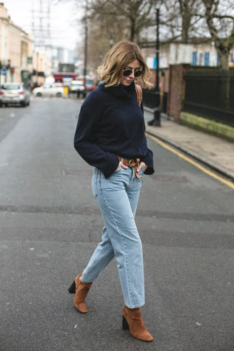 Round Ray Ban Sunglasses, Emma Hill Style, Light Wash Jeans Outfit, Suede Boots Outfit, Wash Jeans Outfit, Emma Hill, Looks Jeans, Booties Outfit, Blue Jean Outfits