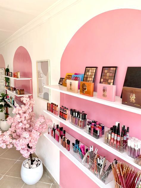 Pink Makeup Studio, Salon Boutique Ideas, Makeup Studio Ideas Beauty Room, Makeup Store Interior, Make Up Studio Interior, Make Up Studio Ideas, Makeup Salon Ideas, Makeup Store Design, Makeup Studio Ideas