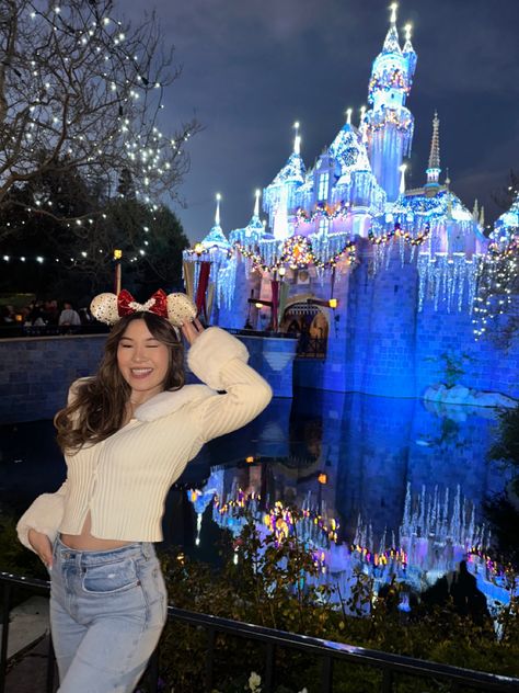 Christmas In Disneyland Outfit, Disney Fits Christmas, Cute Disneyland Outfits Winter, Hongkong Disneyland Outfit Winter, Disneyworld December Outfit, Winter Outfits For Disneyland, Walt Disney World Outfits Winter, Disneyland Christmas Photo Ideas, Disney Cold Outfit