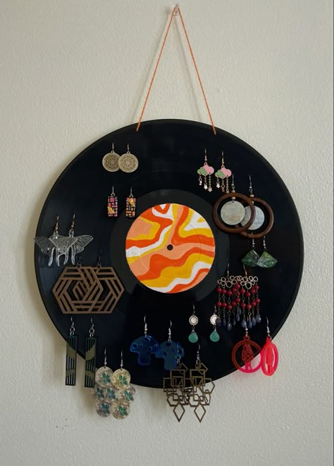 Vinyl Record Earring Holder, Vinyl Record Jewelry Holder, Things To Do With Old Vinyl Records, Cute Record Paintings, Disc Jewelry, Upcycled Earring Holder, Earring Holder Aesthetic, Record Jewelry Holder, Vinyl Jewelry Holder