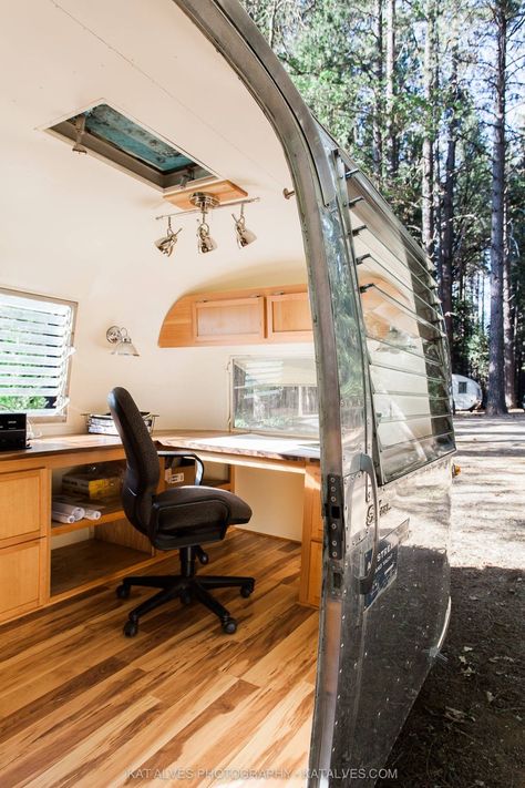 Airstream Office Ideas, Glamping Airstream, Airstream Office, Rv Living Remodel, Airstream Sport, Modern Dans, Office Redesign, Airstream Basecamp, Interior Ikea