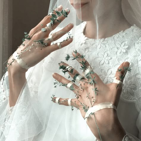 green. flowers. aesthetic. white. hands. Foto Art, Shooting Photo, Pics Art, Green Aesthetic, Aesthetic Photo, Decor Diy, Mother Nature, Aesthetic Pictures, Art Reference