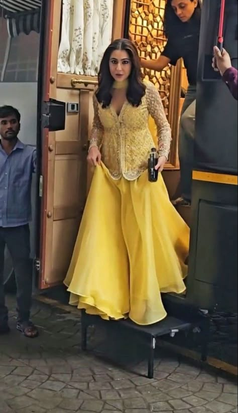 Wedding Dress Bride's Sister, Haldi Western Outfit, Latest Haldi Outfits For Sister, Banarasi Dress Designs Latest, Latest Haldi Outfits, Shadi Dresses For Bride Sister, Indian Wedding Outfits Sisters, Haldi Outfits For Sister, Haldi Dress Ideas For Sisters