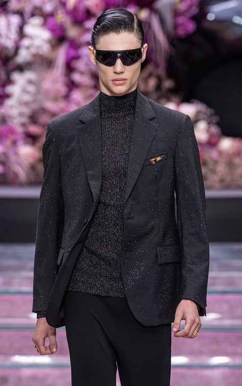 VERSACE SPRING SUMMER 2020 MENSWEAR Look # 54 Up Close Detail featuring FERNANDO LINDEZ / MILAN FASHION WEEK Corpo Goth, Architect Outfit, Party Outfit Men, Glamour Outfit, Kurta Patterns, Versace Spring, Glam Outfit, Glam Party, Model Inspo