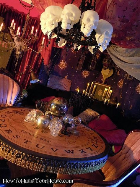 Love this skull chandler Seance Room, Home Sweet Hell, Witch Room, Casa Halloween, Goth Home, Goth Decor, Bad Design, Gothic Decor, Halloween Inspiration