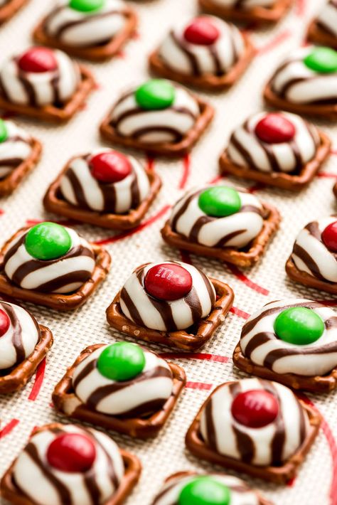 Christmas Pretzel Hugs, Pretzel Hugs, Christmas Pretzel, Christmas Pretzels, Hershey Kiss, Kisses Chocolate, Chocolate Covered Pretzels, Festive Treats, Xmas Ideas