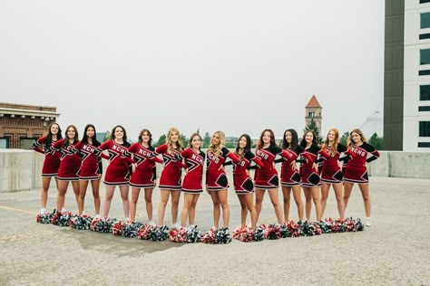 Cheer Group Poses, Sports Group Photos, Team Cheer Pictures, Cheer Team Pictures Poses High Schools, Pom Team Pictures, Large Group Photo Ideas, Cheer Team Ideas, Cheer Group Poses Team Pictures, Cheer Team Photos