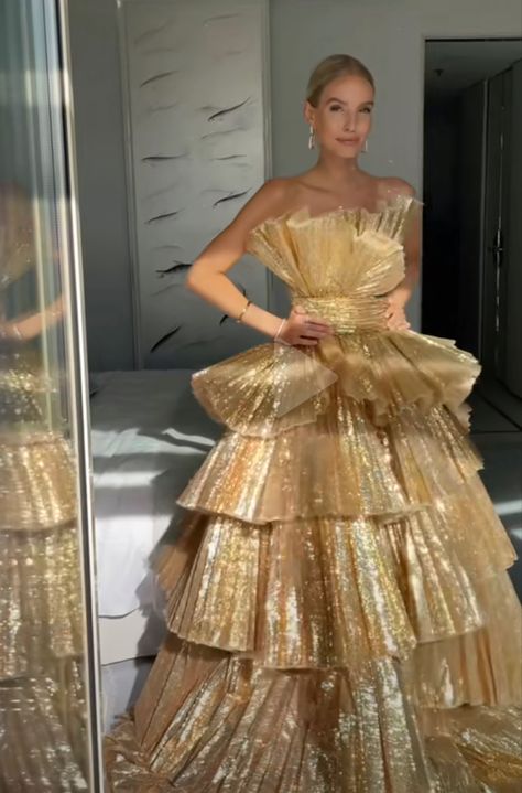 Dreamy Gowns, Gold Luxury, Garden Dress, Frill Dress, Fairytale Dress, Aesthetic Women, Jairzinho, Outfit Goals, Gold Dress