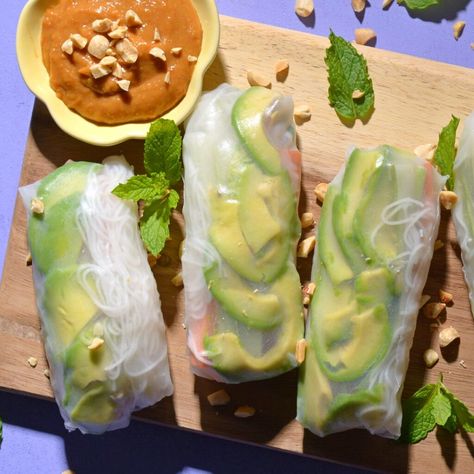 Avocado Spring Rolls with Peanut Ginger Sauce - Avocado Foodie Avocado Spring Rolls, Ginger Dipping Sauce, Vegan Spring Rolls, Veggie Spring Rolls, Cold Lunch, Avocado Roll, Veggie Recipe, Fitness Meals, Sweet Potato Kale