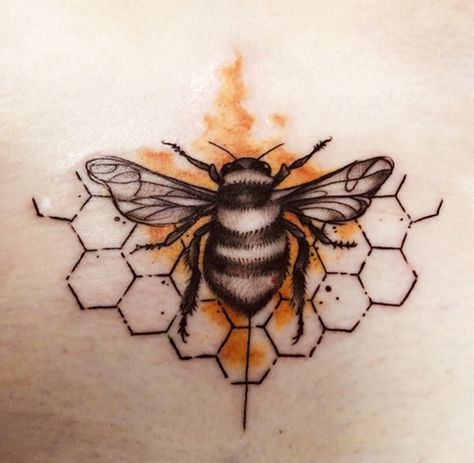 New School Bee Tattoo, Big Cover Up Tattoos For Women, Momma Tattoo, Bee Aesthetic, Tattoo Kids, Honey Bee Tattoo, Honeycomb Tattoo, Bumble Bee Tattoo, Tier Tattoo