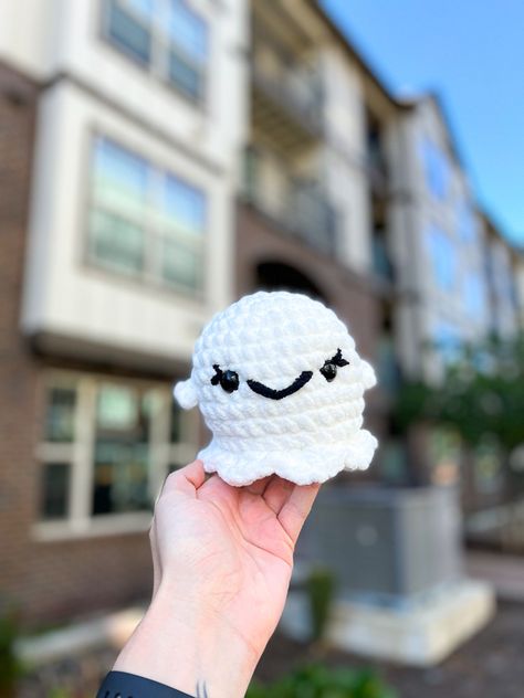 Free and Easy Crochet Ghost Amigurumi Pattern Ghost Amigurumi, Crochet Ghost, Monthly Crafts, Halloween Crochet Patterns, My Memory, Diy Bracelet Designs, Crochet Tutorials, Blanket Yarn, Yarn Sizes