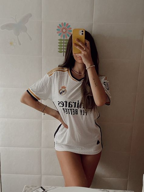 Real Madrid Profile 🤍 Soccer Tshirt Outfit, Madrid Aesthetic, Madrid Girl, Madrid Outfits, Football Jersey Outfit, Soccer World, Jersey Outfit, Football Outfits, Tshirt Outfits