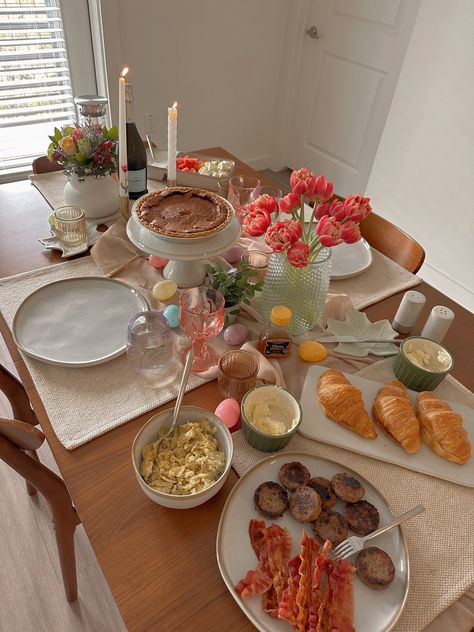 Brunch, spring, easter, spread, aesthetic, spring morning Easter Girls Brunch, Easter Breakfast Aesthetic, Easter Brunch Spread, Easter Lunch Aesthetic, Spring Breakfast Aesthetic, Friends Easter Party, March Inspo Aesthetic, Spring Sleepover Ideas, Spring Hosting Ideas