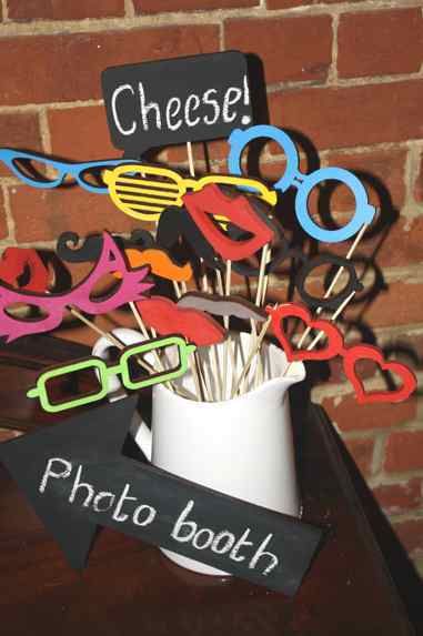 Photo Guestbook Props Wooden Photo Booth, Photo Booth Setup, Vintage Garden Wedding, Photobooth Props, Parties Ideas, Disco Theme, Christmas Party Themes, Photo Guest Book, Retro Party