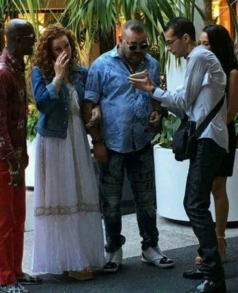 L'IMAGE DU JOUR. MOHAMMED VI ET LA PRINCESSE LALLA SALMA DÉCONTRACTÉS À MIAMI Lalla Salma, African Print Maxi Skirt, Royal Outfits, King Queen, African Print, Cuba, Royal Family, Google Chat, Lace Skirt