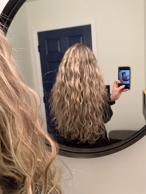 Perms Blonde Hair, Wavy Light Blonde Hair, Blonde 2b Hair, Wavy Curly Blonde Hair, Long Blonde Wavy Hair Natural, Blonde Hair Wavy Natural, Naturally Wavy Blonde Hair, 2b Blonde Hair, Long Wavy Hair Blonde