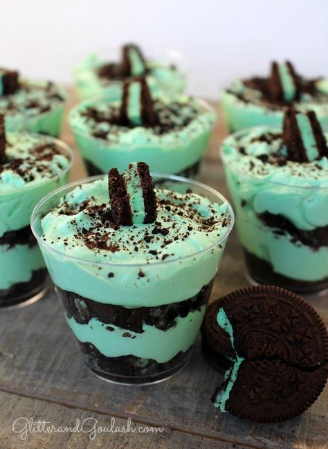 Oreo Parfait, St Patricks Food, Cream Filled Cookies, Oreo Dessert Recipes, Green Desserts, Dessert Shooters, Food Project, Mint Oreo, St Patricks Day Food