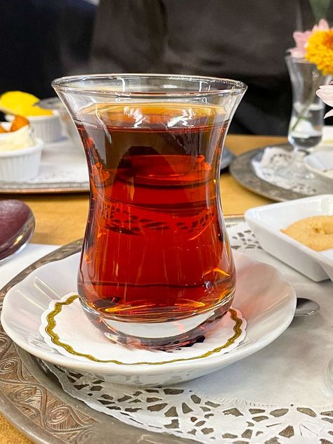 How to Make the Best Turkish Tea (Just Like in Istanbul) How To Make Turkish Tea, Turkish Tea Recipe, Turkish Apple Tea, Turkish Coffee Recipe, Turkish Tea Cups, Turkish Teapot, International Desserts, Different Types Of Tea, Bite Size Cookies