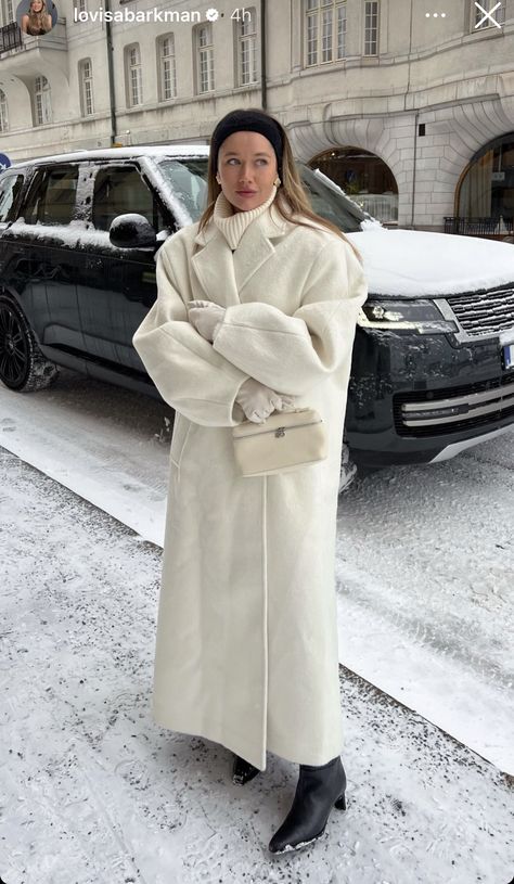 Long White Coat Outfit, Winter White Outfits For Women, White Coat Outfit, Euro Winter, Japan Winter, Estilo Hijab, Cold Fashion, New York Outfits, Elegant Outfit Classy