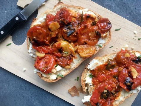 Gourmet Toast, Tomato Breakfast, Baked Goat Cheese, Whipped Goat Cheese, Compote Recipe, Bruschetta Recipe, Low Carb Pasta, Cheese Toast, Roasted Cherry Tomatoes