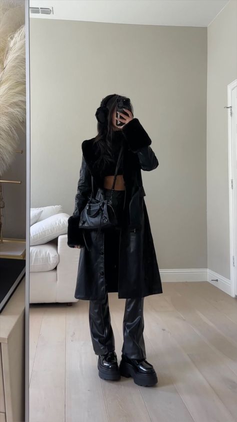 Long Jacket Outfit, Coat Outfits For Women, Leather Couch Living Room, Black Outfit Winter, Leather Coat Outfit, Faux Fur Coats Outfit, Fur Jacket Outfit, Black Coat Outfit, Long Coat Outfit