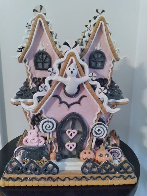 Haunted Gingerbread House Template, Haunted House Gingerbread Houses, Haunted House Gingerbread, Haunted Gingerbread House, Halloween Gingerbread House, Halloween Gingerbread, Galletas Halloween, Halloween Houses, Gingerbread House Template