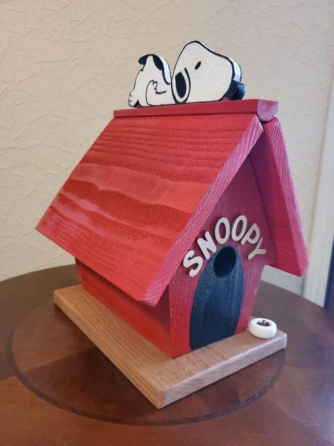 Cute Birdhouse Ideas, Wooden Birdhouse Decorating Ideas, Bird House Design Ideas, Bird House Plans Free Diy, Snoopy House Diy, Aesthetic Bird House, Snoopy Birdhouse, Easy Bird Houses To Make, Diy Birdhouse Ideas