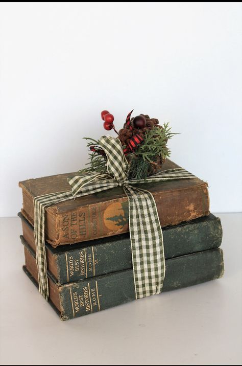 Vintage Christmas Decor Ideas Sheet Music, Christmas Decor Ladder, Old Book Crafts Christmas, Christmas Book Case Decorations, Christmas Shelving Decor Ideas, Decorating Bookcases For Christmas, Christmas Book Decor, Diy Vintage Christmas Decor, Vintage Christmas Centerpieces