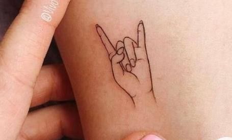 Rock And Roll Hand Sign Tattoo, Girl Sign Tattoo, I Love You Hand Tattoo, Outline Hand Tattoo, I Love You Hand Sign Tattoo, Rock Hand Tattoo, Lisa Logo, Flash Tatoos, Rock Hand Sign