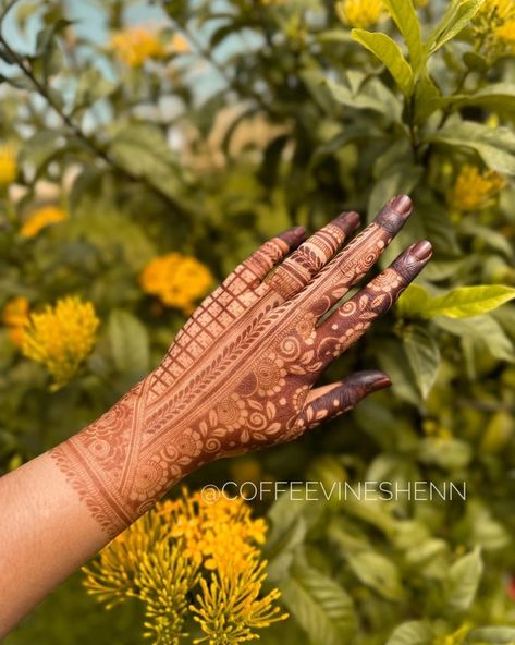 11 Trending Mehndi Design Patterns For 2024 Modern Brides - ShaadiWish Traditional Mehndi Designs, Simple Mehendi Designs, Full Hand Mehndi, Modern Mehndi Designs, Mehndi Patterns, Bridal Mehendi Designs, Full Hand Mehndi Designs, Circle Mehndi Designs, Mehndi Designs For Girls