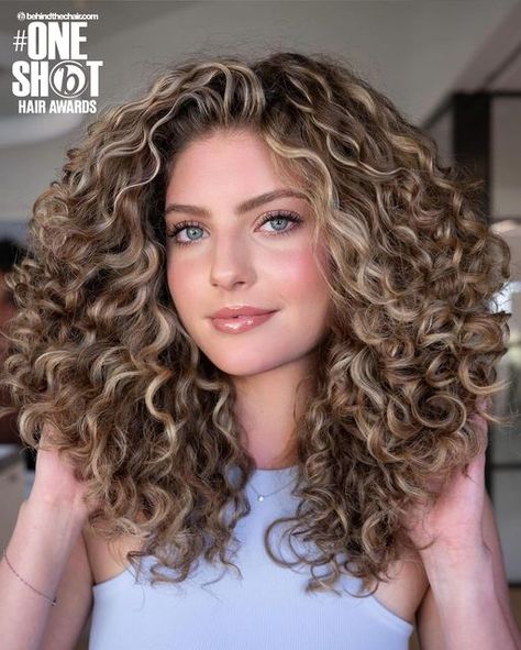 Color Hair Ideas Curly, Best Curly Hair Colors, Blonde Highlights Toner, Cool Toned Curly Hair, Blond Balayage Curly Hair, Natural Curly Hair Balayage, Golden Balayage Brunettes, Curly Balayage Hair Blonde, Curly Hair With Highlights Blonde