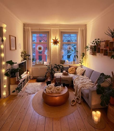 First Apartment Inspiration, Apartment Cosy, Uni House, Cosy Apartment, Lots Of Plants, First Apartment Decorating, Apartment Decoration, Apartment Vibes, Apartment Living Room Design