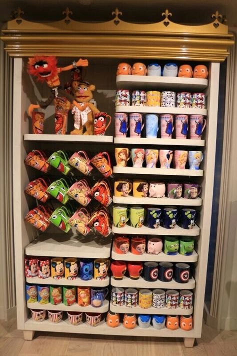 Disney Stores, Disney Coffee, Universal Studio, Disney Hotels, Souvenir Shop, Disney Shop, Store Ideas, Room Tables, Retail Display