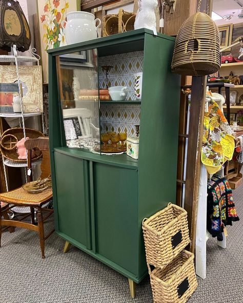 Flipped&Found on Instagram: “SOLD : Cabinet / Hutch with Glass Doors I’m in love with this MCM cabinet/hutch with glass doors! Freshly refinished in green with white…” Mcm Hutch Makeover, Mcm Hutch, Mcm Cabinet, Mid Century Hutch, Bar Hutch, Cabinet Hutch, Hut House, Hutch Makeover, Diy Bar