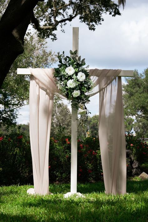 White Cross Wedding Alter, Christ Centered Wedding, Wedding Alter, Wedding Arches Outdoors, Wedding Alters, Easter Flower Arrangements, Easter Flower, Wedding Arches, Wedding Cross