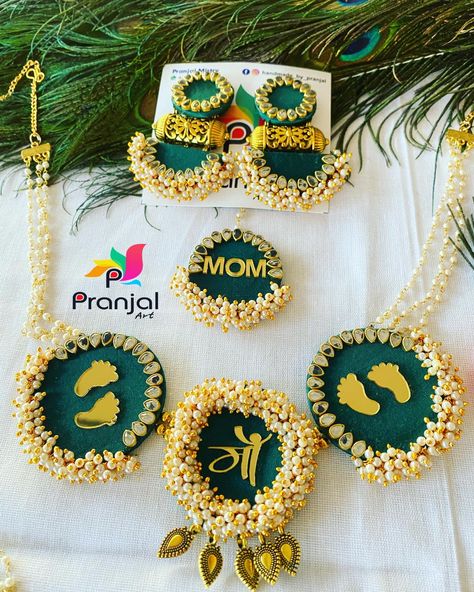 Baby Shower Jwellary Indian, Baby Rumal, Baby Shower Jewellery, Diy Necklace Designs, Navratri Jewellery, Baby Shower Jewelry, Flower Jewellery For Mehndi, Neck Pendant, Bridesmaid Poses