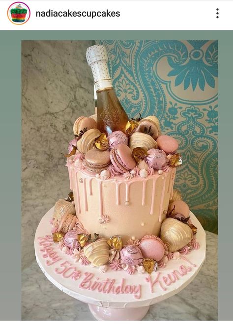 Birthday Cake With Champagne Bottle, Cake With Champagne Bottle On Top, Champagne Cake Design Birthday, Champagne Birthday Cake, Champagne Cake Design, Prosecco Cake, Green Birthday Cakes, Pink Champagne Cake, 19th Birthday Cakes