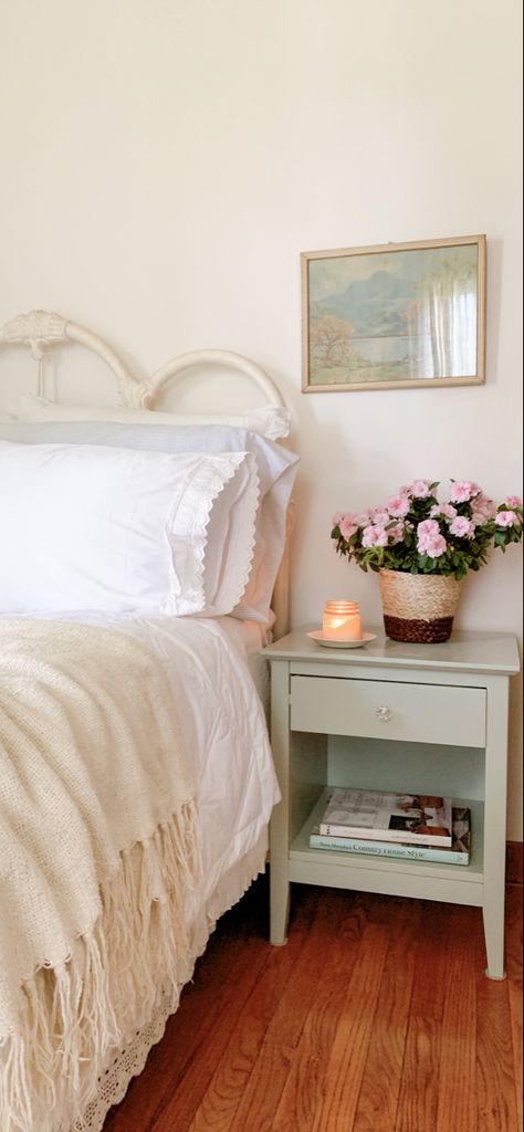 Wildflower Inspired Bedroom, Feminine Cottage Decor, Southern Chic Bedroom, White Floor Bedroom Ideas, Coastal Grand Millenial Bedroom, Romantic Home Decor Style, Charleston Room Decor, Neutral Colorful Bedroom, Pastel Vintage Bedroom