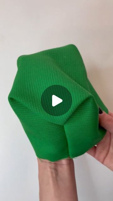 ✂️ Your Sewing Teacher Veronika Zemiseva | Online Rotterdam on Instagram Placemat Bags Diy, Sewing By Hand Projects, Diy Small Sewing Projects, Diy Fabric Bag, Diy Easy Sewing Projects For Beginners, Sewing Skills Tutorials, How To Sew A Bag, Easy Sewing Gifts To Make, Sewing Gifts To Make