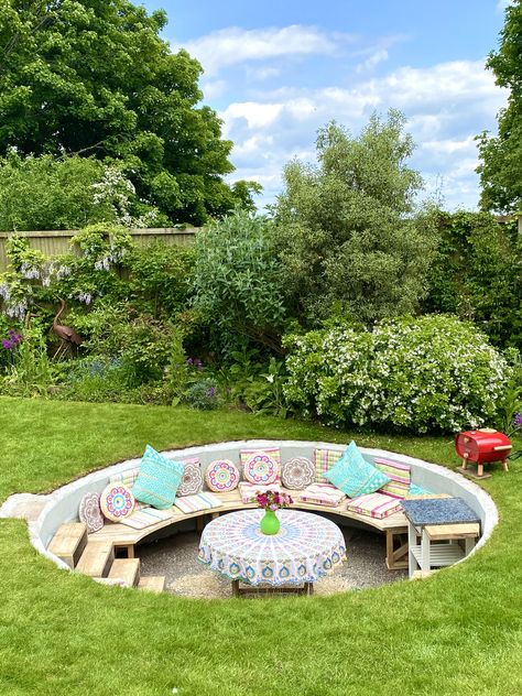 A family dining space created from a trampoline pit Sunken Outdoor Dining Area, Trampoline Fire Pit, Backyard Conversation Pit, Outdoor Conversation Pit, Creative Outdoor Seating, Outdoor Fire Pit Seating, Outdoor Fire Pit Area, Outdoor Fire Pit Designs, Fire Pit Landscaping