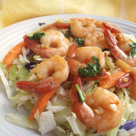 Thai Shrimp and Cabbage Shrimp And Coleslaw Recipes, Bag Coleslaw Recipe, Coleslaw Mix Recipes, Asian Coleslaw, Metabolism Foods, Thai Shrimp, Spicy Salad, Spicy Soup, Cabbage Casserole