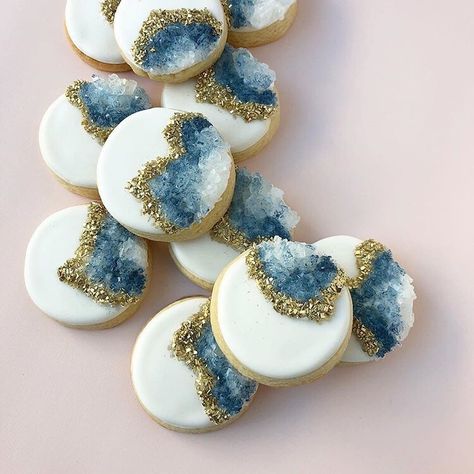 Geode Cookies, Geode Cake, Chocolate Covered Treats, Macaroon Recipes, Giving Gifts, Pretty Cookies, Cookie Inspiration, Cookies Decorated, Chocolate Covered Oreos