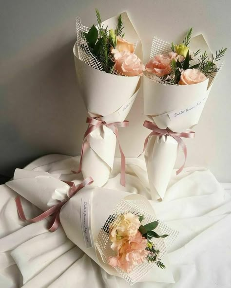 Recital Bouquet, Budget Flowers, Single Flower Bouquet, Wrap Flowers, Diy Bouquet Wrap, Valentine Bouquet, Arts And Crafts For Adults, Flower Arrangement Designs, Flower Bouquet Diy